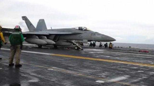 Clip: Chiến đấu cơ Mỹ xuất kích từ tàu sân bay đánh IS