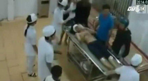 Video: Côn đồ xông vào bệnh viện Xanh Pôn Hà Nội, hành hung bệnh nhân