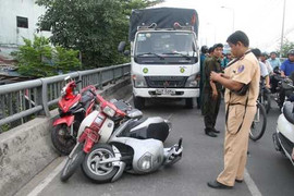 Xe tải kéo lê 3 xe máy, một người bị cán nát chân