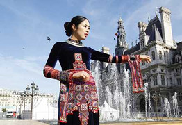 Ngọc Hân khoe sắc trong tà áo dài trên đất Pháp