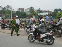 Một phụ nữ mang thai lao xe máy xuống sông tự tử