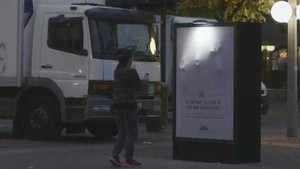 Tấm bảng quảng cáo kinh dị trên phố