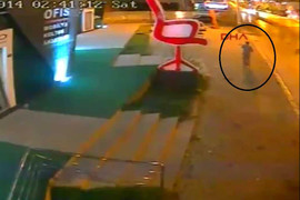 Pha thoát chết thần kì khỏi ôtô điên trong gang tấc