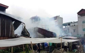 Hà Nội: Nấu đồ ăn sáng, xưởng gỗ cháy rụi