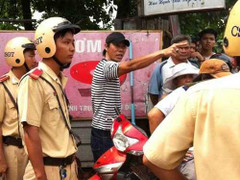 Vung dao hăm dọa, đâm cảnh sát giữa TP.HCM