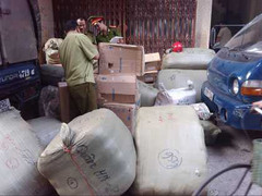 Đồng loạt tấn công nhiều kho hàng lậu tại Móng Cái