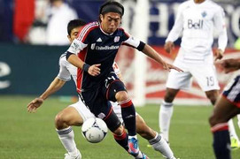 Lee Nguyễn lập siêu phẩm từ giữa sân