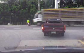 Video: Vội vàng rẽ sớm, 2 thanh niên bị tông thảm khốc