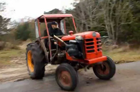 Video: Nhà nông phút ngẫu hứng drift máy cày