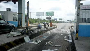 Xe khách tông sập trạm thu phí, một người bị thương