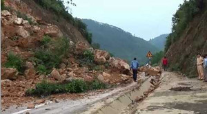 Đất đá đổ sập xuống đường, QL15A tắc nghẽn nghiêm trọng