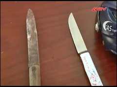 Côn đồ ngoan cố vung dao chống trả công an