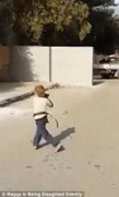 Clip: IS huấn luyện bé 5 tuổi bắn súng tìm diệt mục tiêu