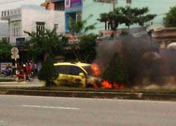 Taxi bị 'chèn' bay qua đường rồi bốc cháy dữ dội