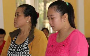 Hai mẹ con đánh ghen, cắt tóc tình địch