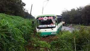 Xe ben húc văng xe buýt, nhiều người bị thương