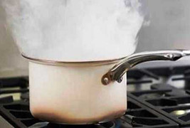 Tạt nước sôi vào em ruột, hành hung cả công an