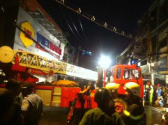 Bảng hiệu khổng lồ đổ sập, dân hốt hoảng tháo chạy