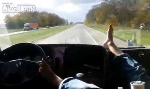 Video: Trò nghịch dại đáng lên án trên cabin xe tải