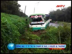 Xe bus bị ôtô tải hất xuống lề, hành khách gào thét