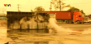 Video: Kinh hoàng lật xe bồn, 5000 lít a-xít tràn ra đường