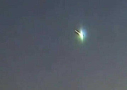 Clip: Cầu lửa bí ẩn quét sáng trên bầu trời Nhật Bản