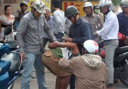 Clip: Dân bao vây bắt cướp trên xa lộ