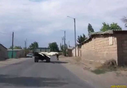 Video: Gạt ngã người đi đường, tài xế vẫn không biết gì