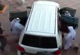 Video: Xe 7 chỗ nhét tối đa bao nhiêu người Ả-rập?