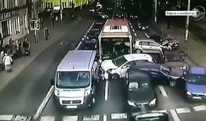 Clip: Xe buýt 'điên' đâm hàng loạt xe con tại giao lộ