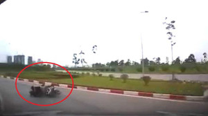 Clip: 2 thanh niên ôm cua xe máy suýt chui vào gầm ôtô