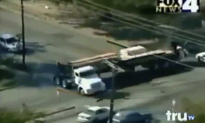 Clip: Xe 22 bánh bẻ lái 'bá đạo' trốn cảnh sát như phim