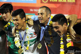 Tuyển thủ U19 Việt Nam dự giải sinh viên, bầu Đức lý giải