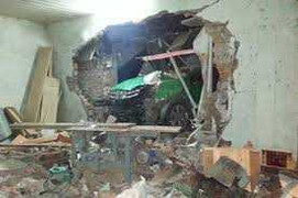 Xe điên tông sập 2 nhà dân