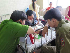 Bé 6 tuổi bị cha dượng đánh nứt sọ não