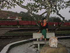 Một phụ nữ bất ngờ đu lên nóc tàu hoả đang chạy