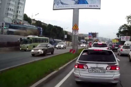 Video: Xe bus mất lái lao xuống từ đường trên cao