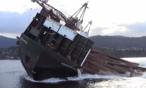 Video: Kiểu xuống hàng kỳ cục trông như sắp chìm