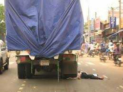 Hai phụ nữ xấu số bị nuốt gọn dưới gầm xe tải