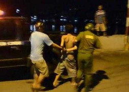 Cảnh sát vây bắt thanh niên cố thủ trên nóc nhà