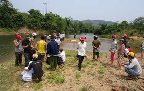 Qua suối bằng thùng phuy, 3 học sinh chết đuối thương tâm