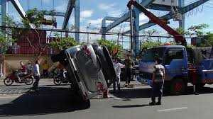 Tài xế đạp cửa, giải cứu nữ giám đốc trong chiếc xe bị lật