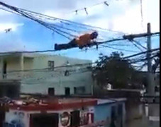 Rùng mình thanh niên leo dây điện chằng chịt 'tập thể dục'