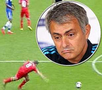 Mourinho mỉa mai Liverpool trước đại chiến