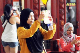 Ảnh: Du khách đạo Hồi thích thú mua sắm ở Sài Gòn