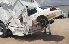 Video: Máy ép trên xe chở rác mạnh đến cỡ nào?