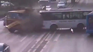 Clip: Phụ nữ thản nhiên qua đường gây tai nạn liên hoàn