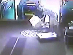 Mang 400 triệu đồng tiền xu đi mua ô tô