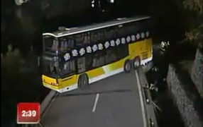 Clip: Màn quay đầu siêu đẳng của xe buýt 'khổng lồ'