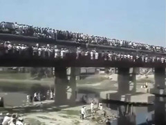 Video: Chuyến tàu chở người đông đúc nhất thế giới